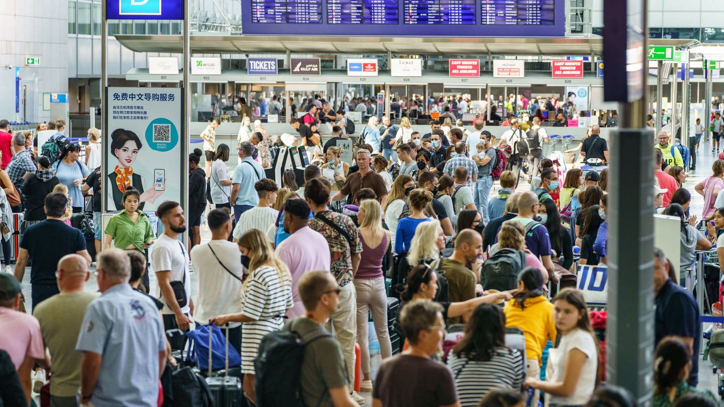 Zahllose Reisende warten dicht gedrängt im Terminal 2 des Frankfurter Flughafens am Check-In.