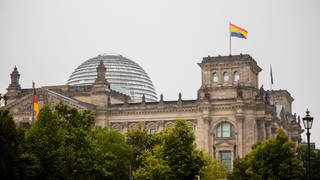 Die Regenbogenfahne weht anlässlich des Berliner Christopher Street Day (CSD) erstmals auf dem Reichstagsgebäude.