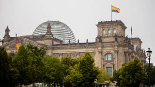 Die Regenbogenflagge auf dem Bundestag hat ein Debatte über die Zulässigkeit ausgelöst.