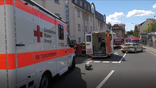 Krankenwagen stehen am Unfallort in Alzey