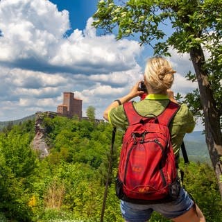 Der Tourismus in RLP ist noch nicht wieder auf dem Niceo wie vor Corona - aber es kommen wieder mehr Menschen, wie hier zur Burg Trifels bei Annweiler im Pfälzerwald