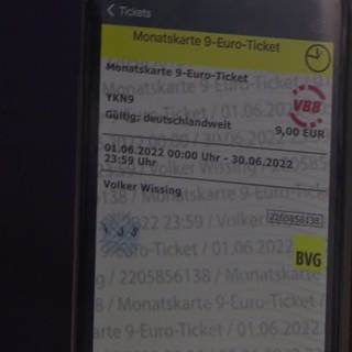 Ein BVG-Ticket auf einem Handy