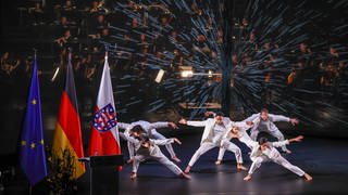 Tänzer auf der Bühne bei den Feiern zum Tag der Deutschen Einheit in Erfurt.