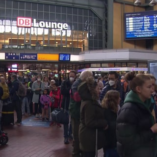 Zugfahrgäste im Mainzer Hauptbahnhof (Sabotage auf Bahnkabel am 8.10.2022)