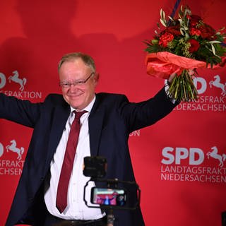 Stephan Weil (SPD), Ministerpräsident Niedersachsen, jubelt nach den ersten Hochrechnungen zur Landtagswahl in Niedersachsen