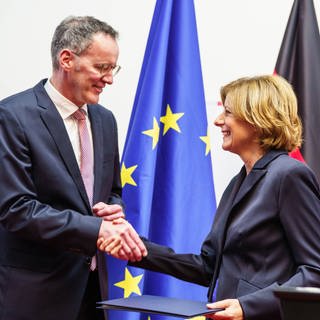 Der bisherige Oberbürgermeister von Mainz, Michael Ebling (SPD), bekommt die Ernennungsurkunde zum neuen Innenminister von Rheinland-Pfalz in der Staatskanzlei von Ministerpräsidentin Malu Dreyer (SPD) überreicht.