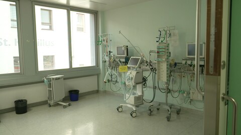 Leeres Patientenzimmer im Brüderkrankenhaus in Trier (Foto: SWR)