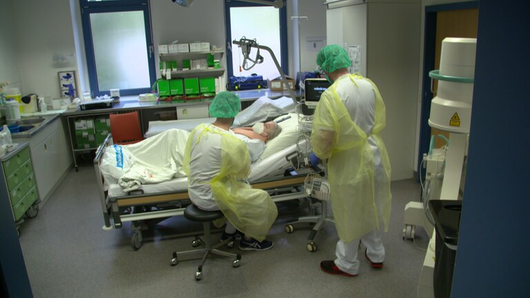 Mit Corona infizierter Patient in der Klinik in Alzey wird versorgt (Foto: SWR)