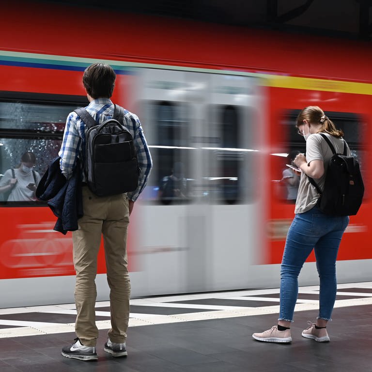 Zugreisende warten im Hauptbahnhof auf die Einfahrt einer S-Bahn: Bund und Länder einigten sich am Mittwoch über offene Finanzierungsfragen beim Öffentlichen Personennahverkehr.