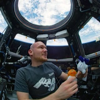 Astro-Alex mit Elefant und Maus auf der ISS