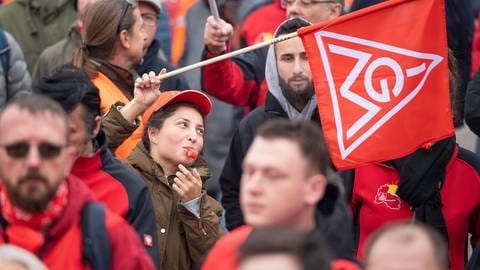 In Saarbrücken demonstrieren Arbeiter bei einer Großveranstaltung der IG Metall für 8 Prozent Lohnerhöhung.