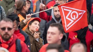 In Saarbrücken demonstrieren Arbeiter bei einer Großveranstaltung der IG Metall für 8 Prozent Lohnerhöhung.