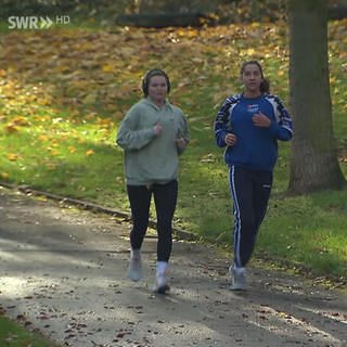 Zwei Joggerinnen im Park