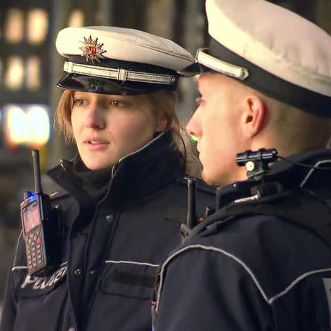 Polizeibeamtin und Polizeibeamter (Foto: SWR)