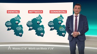 Moderator Donald Bäcker präsentiert die Wetterschau am 22. November 2022.