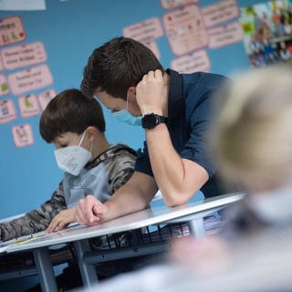 Für Schüler und Lehrer, die mit Corona infiziert sind, aber keine Symptome haben, gilt ab heute Unterrichtspflicht. Die neue Regelung stößt auf Kritik und Unverständnis bei Lehrkräften.