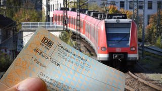 Das geplante bundesweite 49-Euro-Ticket kommt nach Angaben des Verbands der Verkehrsunternehmen VDV voraussichtlich erst im Frühjahr. Zeitpunkt des Beginns werde der 1. Mai sein, sagte VDV-Hauptgeschäftsführer Wolff der "Frankfurter Allgemeinen Zeitung". 
