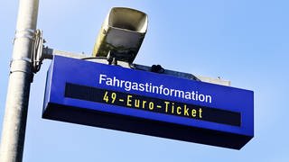 Das 49-Euro-Ticket soll nun spätestens zum 1. April 2023 starten. Darauf verständigten sich die Verkehrsministerinnen und -minister von Bund und Ländern auf einer Sonderkonferenz.