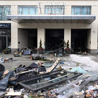 Trümmer vor dem Hotel, in dem am Morgen das Aquarium auseinandergebrochen war