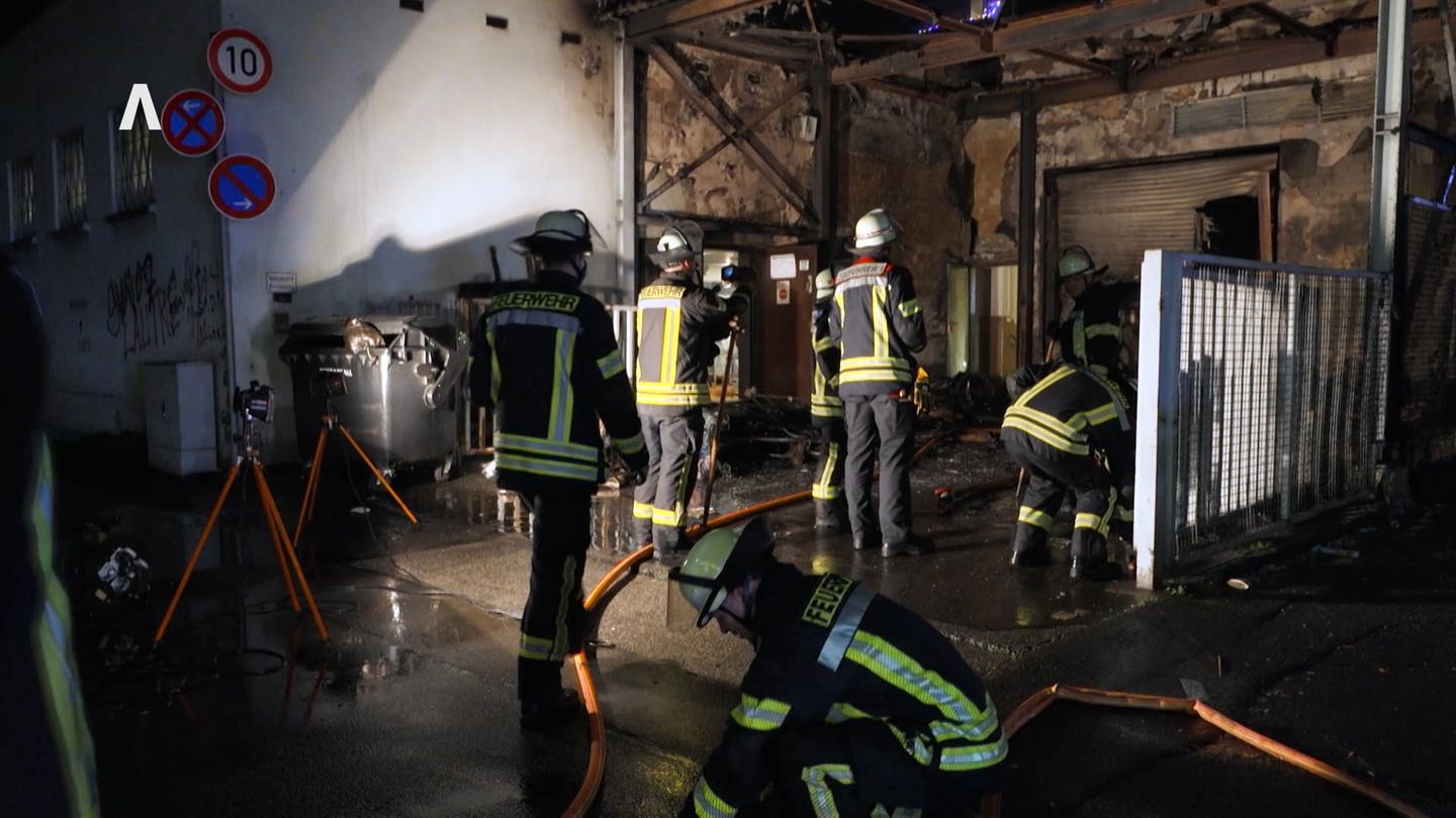 Die Feuerwehr Ludwigshafen löscht ein Feuer im Hinterhof eines Kaufhauses