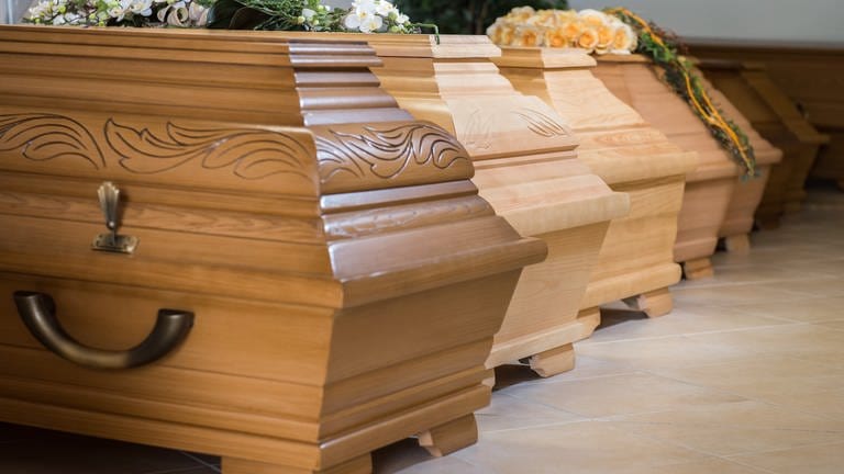 Särge im Bestattungsinstitut: So teuer wird das Sterben inzwischen