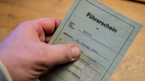 Ein alter Papierführerschein aus Deutschland