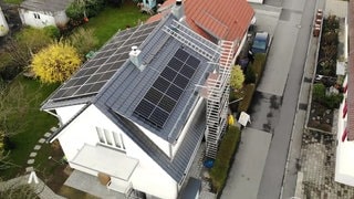 Hausdach mit Photovoltaikanlagen von Oben