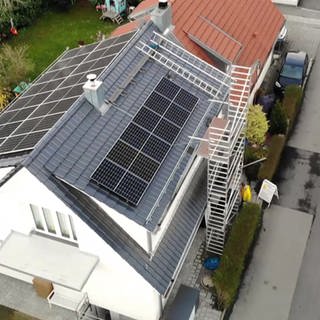 Hausdach mit Photovoltaikanlagen von Oben