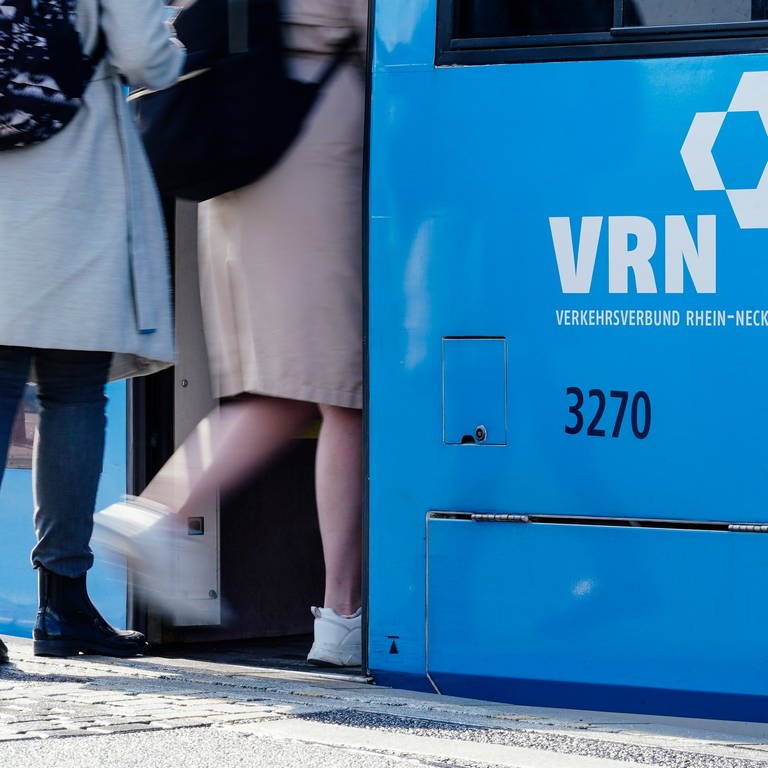 Fahrgäste steigen in VRN-Straßenbahn (Foto: dpa Bildfunk, picture alliance/dpa | Uwe Anspach)