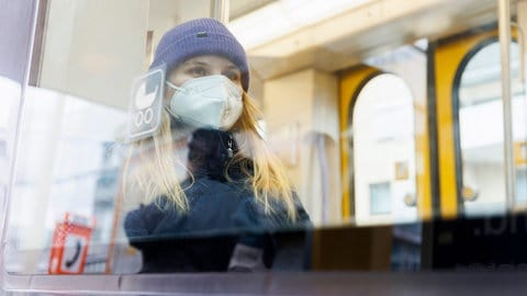 Frau mit Maske in Bahn