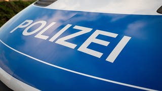 Symbolbild Polizei - Logo der Polizei eines Einsatzfahrzeugs