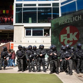 Polizisten bei FCK-Spiel