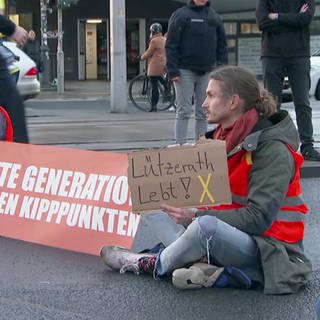 Aktivisten kleben auf der Straße