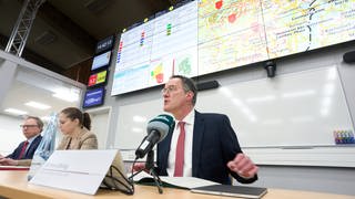 Auf einer Pressekonferenz stellt der rheinland-pfälzische Innenminister Michael Ebling (SPD) neue Räume vor, die in erster Linie zur Ausbildung von Katastrophenstäben dienen, aber auch im Falle einer realen überregionalen Notlage genutzt werden können.