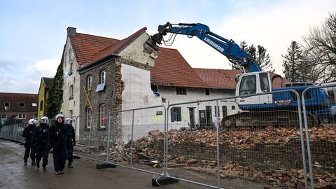 Bagger reißt Haus in Lützerath ab
