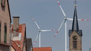 Große Windräder dürfen in Rheinland-Pfalz künftig näher an Wohnsiedlungen gebaut werden