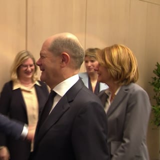 Kanzler Scholz hat bei seinem Besuch in Rheinland-Pfalz Chemieunternehmen mehr Austausch versprochen.