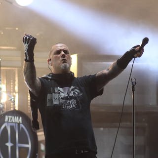Die Veranstalter des Festivals "Rock am Ring" haben die Metal-Band Pantera nun doch vom Line-Up gestrichen. Zuvor hatte es massive Kritik am Sänger der Band gegeben.