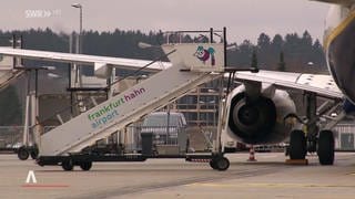 Flugzeug mit Treppe am Flughafen Frankfurt Hahn