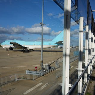 Eine Boeing 747 Frachtmaschine steht auf dem Vorfeld des Flughafens Hahn (Archivbild). 