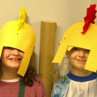 Kinder tragen Pappmasken