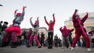 Teilnehmerinnen und Teilnehmer tanzen auf der Tanzdemonstration "One Billion Rising" auf der Hauptwache in Frankfurt. 