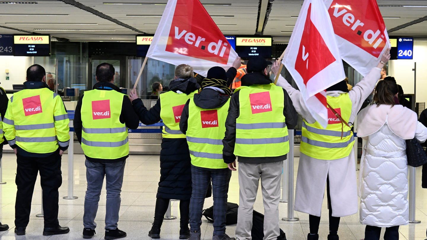 ver.di-Mitglieder sollen in RLP streiken: Betroffen sind die Stadtverwaltungen in Mainz und Neuwied. Auch der Frankfurter Flughafen wird bestreikt.