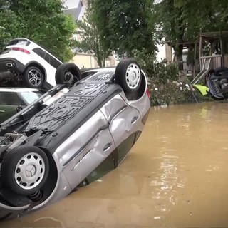 Autos auf dem Kopf durch Überflutung