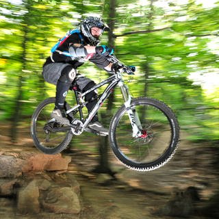 Ein Mountainbiker auf dem Flow-Trail bei Stromberg.