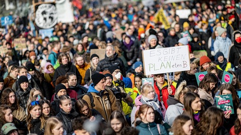 Aktivisten von Fridays for Future stehen auf einer Demo.