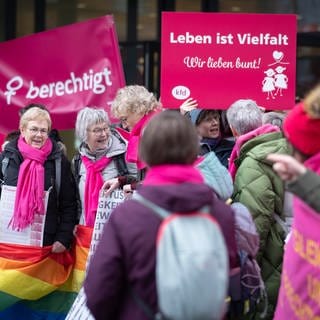 Protestierende Frauengruppen haben die Delegierten des katholischen Reformdialogs Synodaler Weg