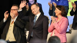 Der wiedergewählte FDP-Landesvorsitzende Wissing winkt den Delegierten zu 