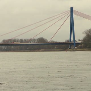Autobrücke geht über Rhein