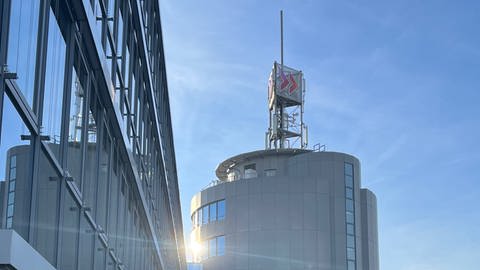 Die Sonne geht über dem SWR-Funkhaus in Mainz auf